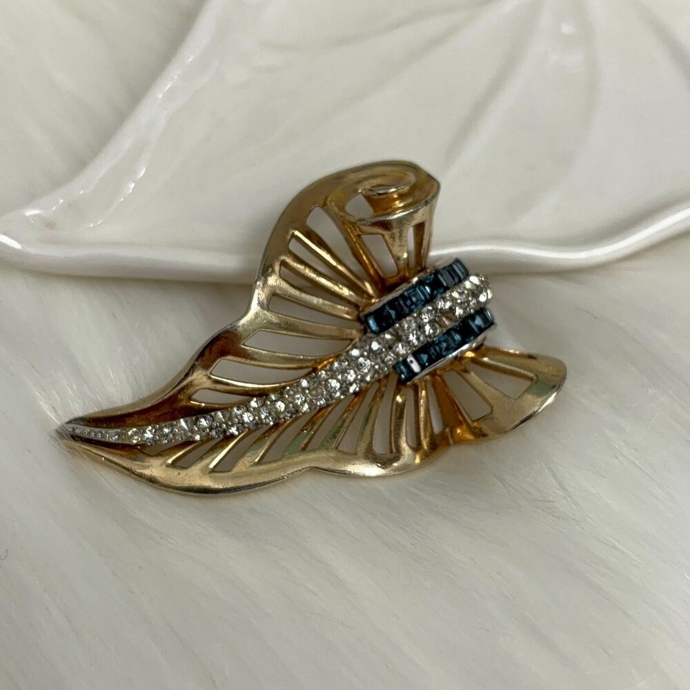 CORO DECO CURLED LEAF 1940s SAPPHIRE BLUE & CLEAR RHINESTONE BROOCH